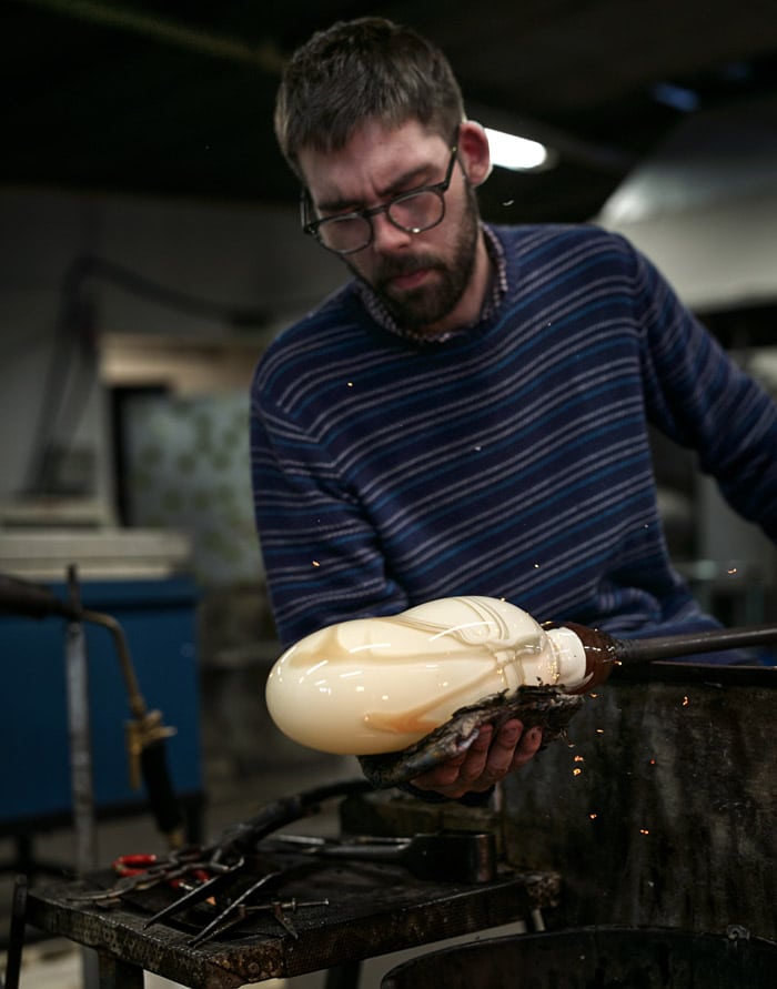Teemu Kylvö työskentelee lasitaiteen parissa